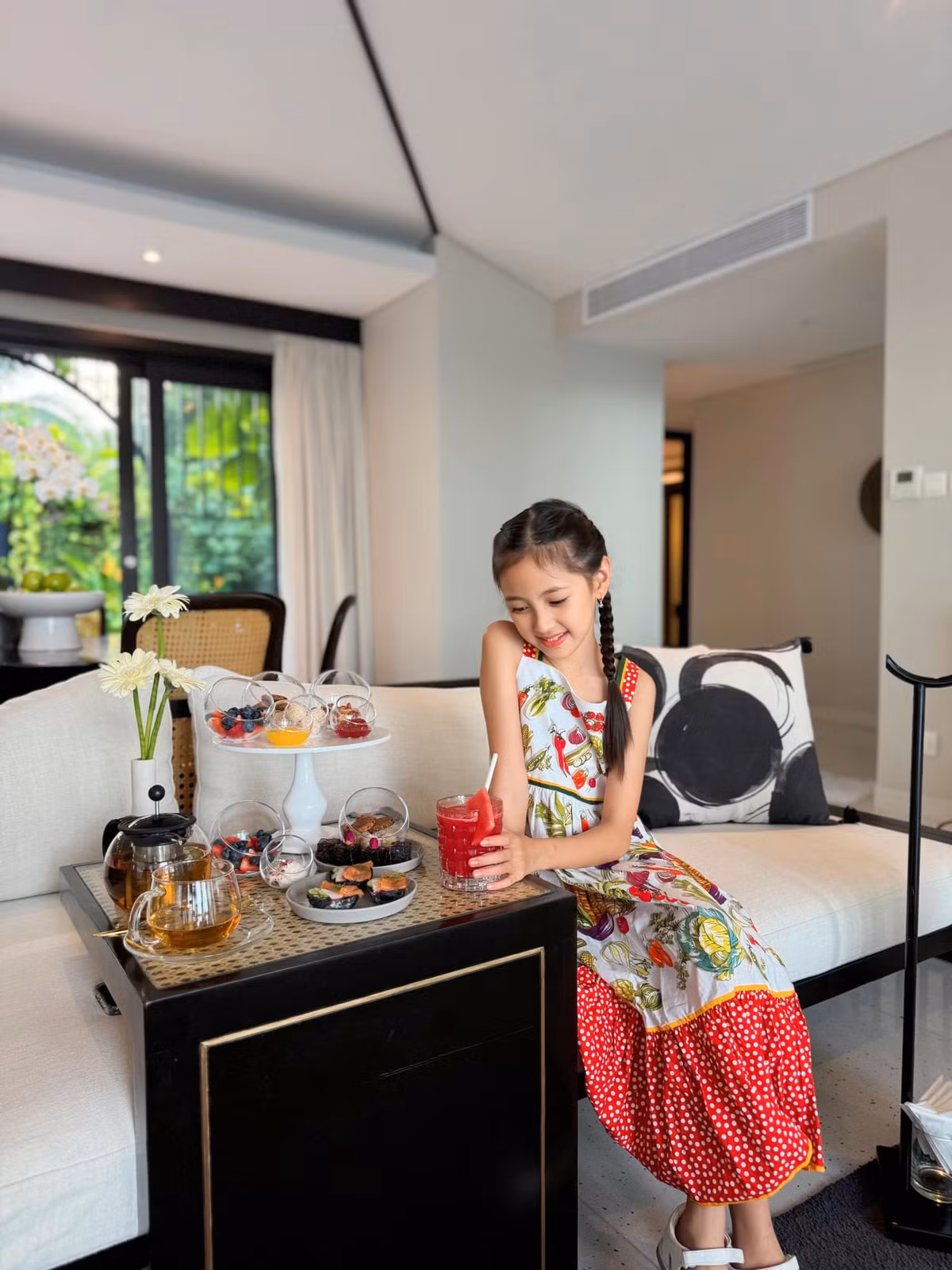 Hoa hậu Việt Nam 1992 chọn cho ái nữ mẫu váy hai dây đến từ thương hiệu Dolce &amp; Gabbana. Ảnh: FB Ha Kieu Anh