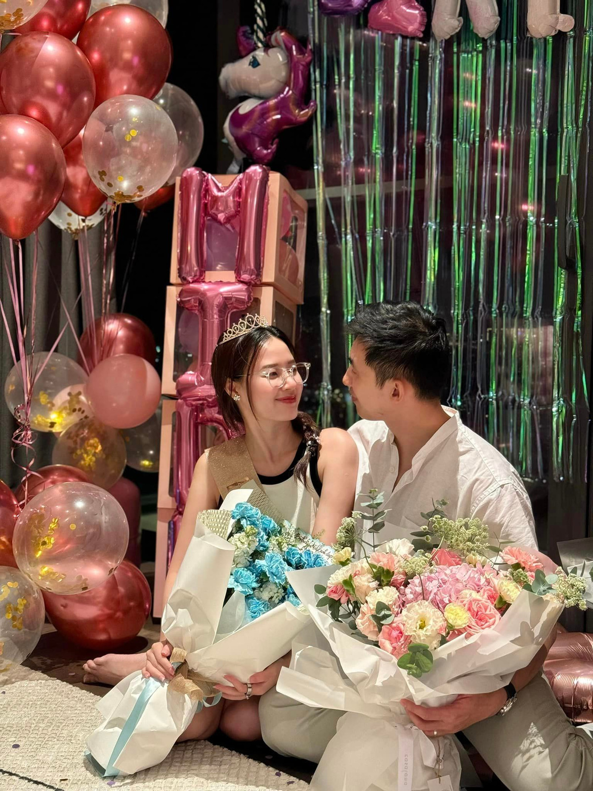 Midu tổ chức tiệc sinh nhật ấm cúng bên ông xã cùng một vài người bạn thân thiết. Ảnh: FB Đặng Thị Mỹ Dung