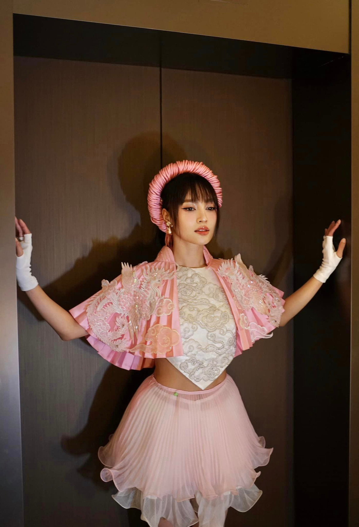 Ninh Dương Lan Ngọc diện thiết kế cách điệu, khoe vẻ đẹp vừa truyền thống vừa hiện đại. Ảnh: FB Ninh Dương Lan Ngọc