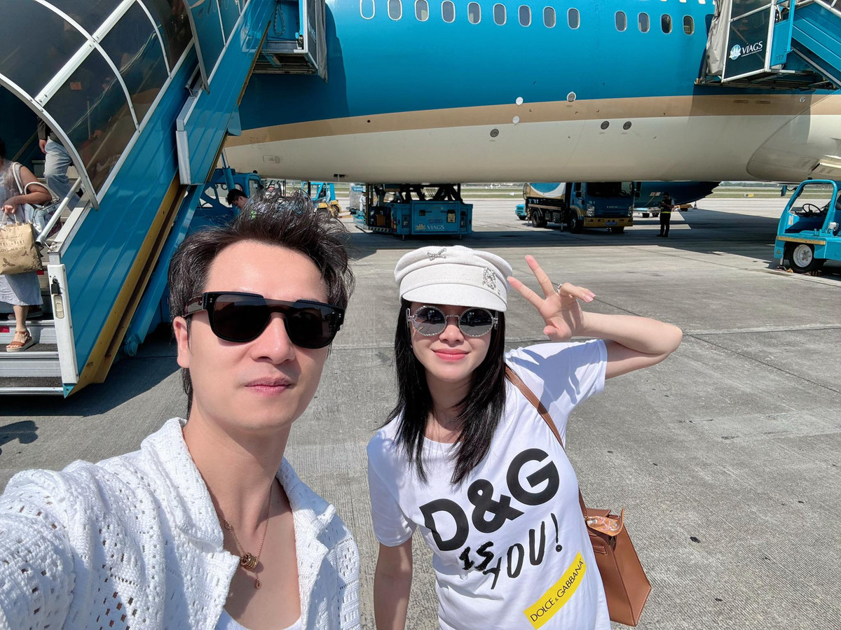 Đăng Khôi cùng bà xã đến Hà Nội. Ảnh: FB Dang Khoi Nguyen