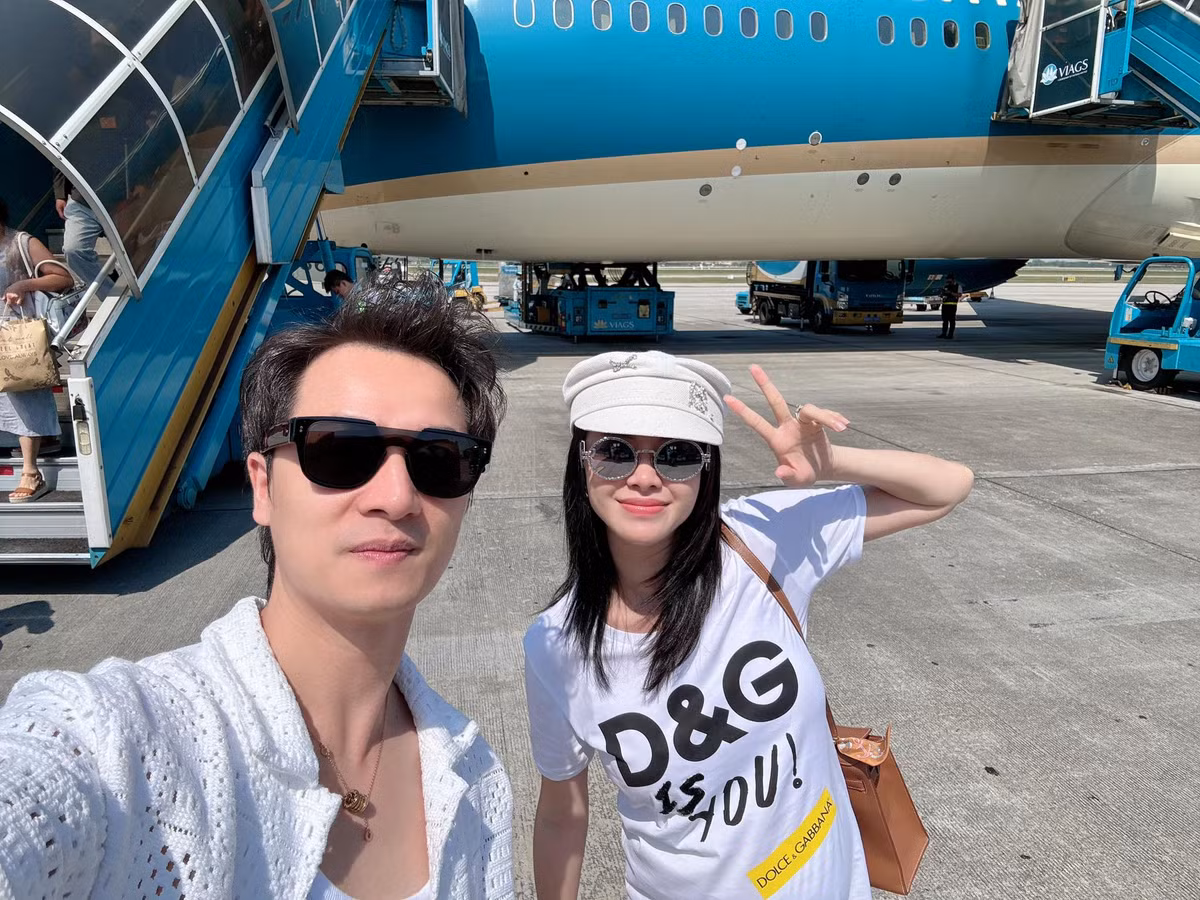 Đăng Khôi cùng bà xã đến Hà Nội. Ảnh: FB Dang Khoi Nguyen