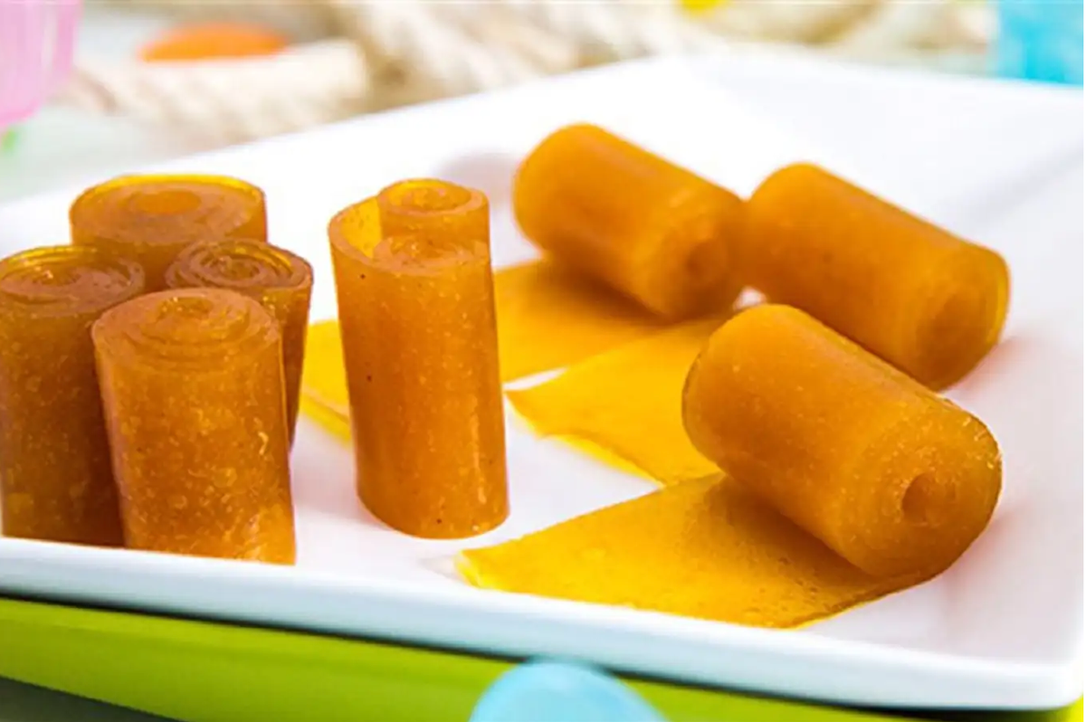 Bánh xoài được xem là một đặc sản Cam Ranh cực kỳ phổ biến, bánh còn có tên khác là bánh tráng xoài. Bánh ăn vào có vị chua ngọt thú vị, thơm thoang thoảng hương xoài. Ảnh: @pasgo