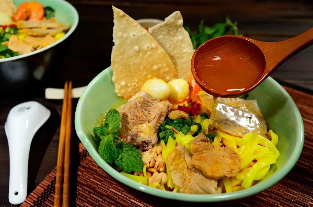 Mì quảng là món ăn quen thuộc của người dân miền Trung và tất nhiên cũng không thể thiếu trong danh sách các món ngon của Cam Ranh. Tô mì quảng nóng hổi với sợi mì dai, thịt gà xé phay, tôm, đậu phộng... sẽ khiến du khách no bụng và ấm lòng. Ảnh: @shutterstock