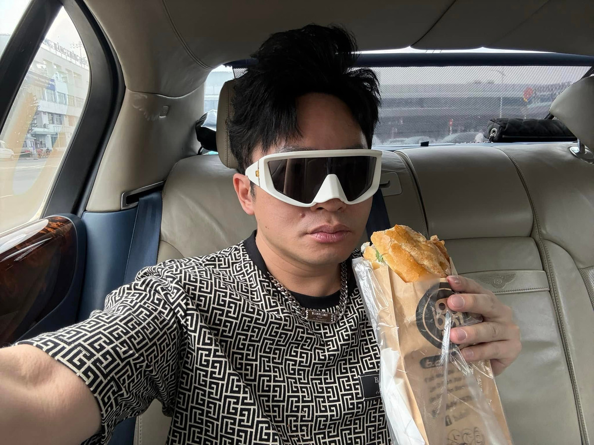 Ca sĩ Tùng Dương khoe bữa trưa đơn giản với bánh mì trong những ngày bận rộn cuối năm. Ảnh: FB Tung Duong