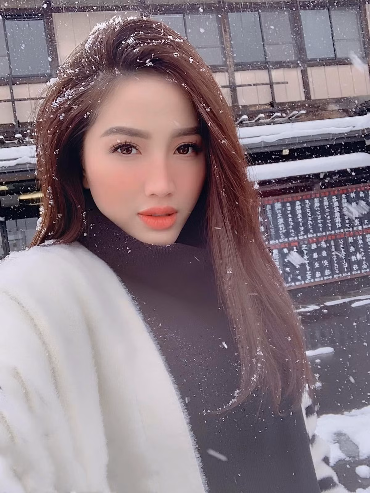 "Tuyết vẫn rơi đầy phủ kín những tháng ngày mình đã có nhau nơi này", Bảo Thy bày tỏ. Ảnh: FB Bảo Thy