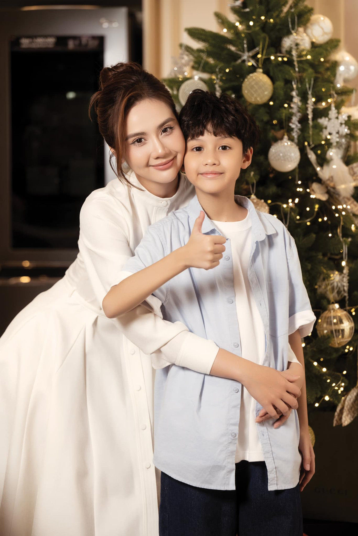 Huyền Lizzie đăng ảnh bên con điển trai. Ảnh: FB Phan Minh Huyền