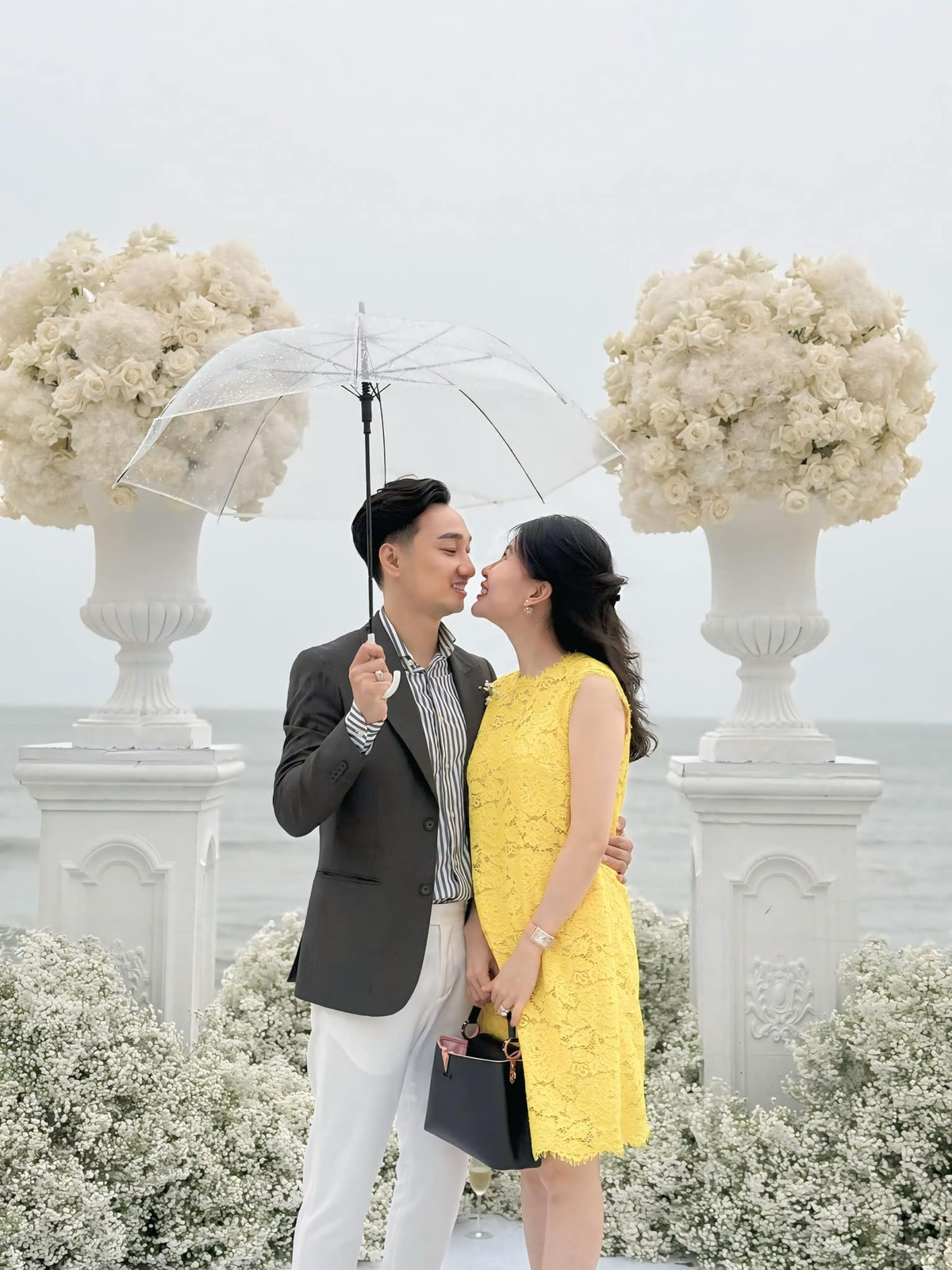 MC Thành Trung tình cảm bên vợ trẻ. Ảnh: FB Trung Thành Võ