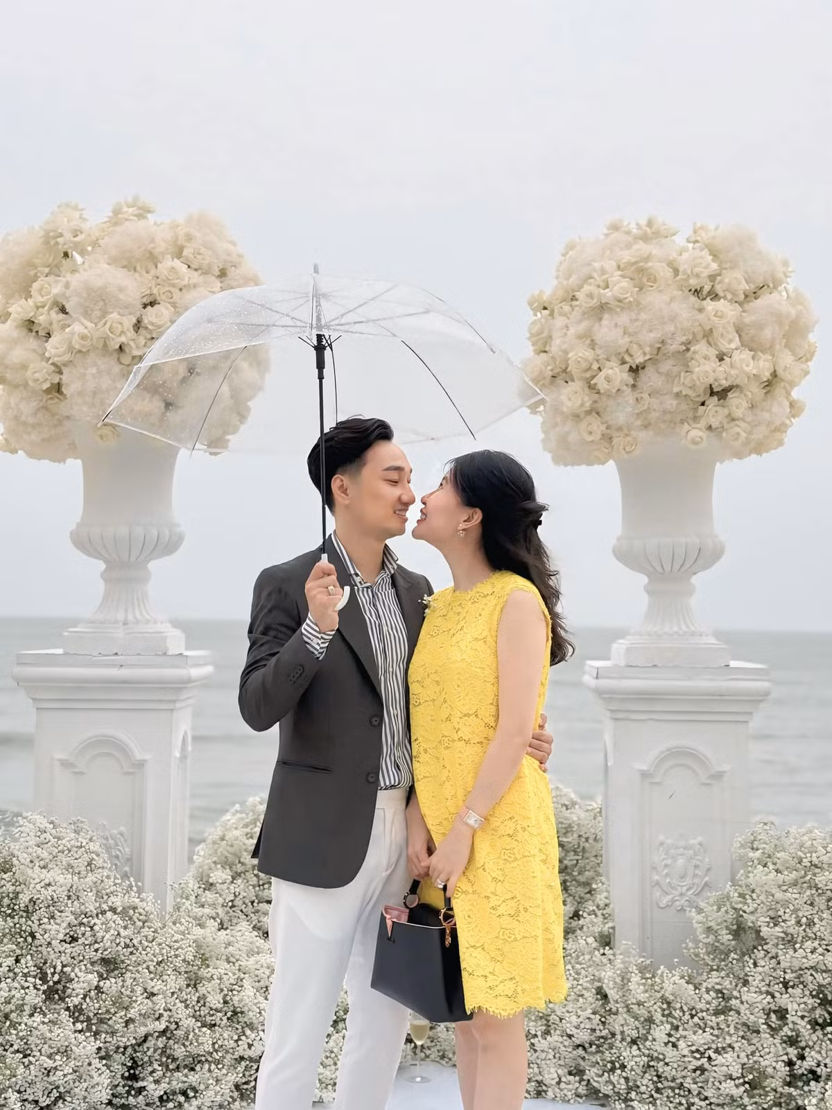 MC Thành Trung tình cảm bên vợ trẻ. Ảnh: FB Trung Thành Võ