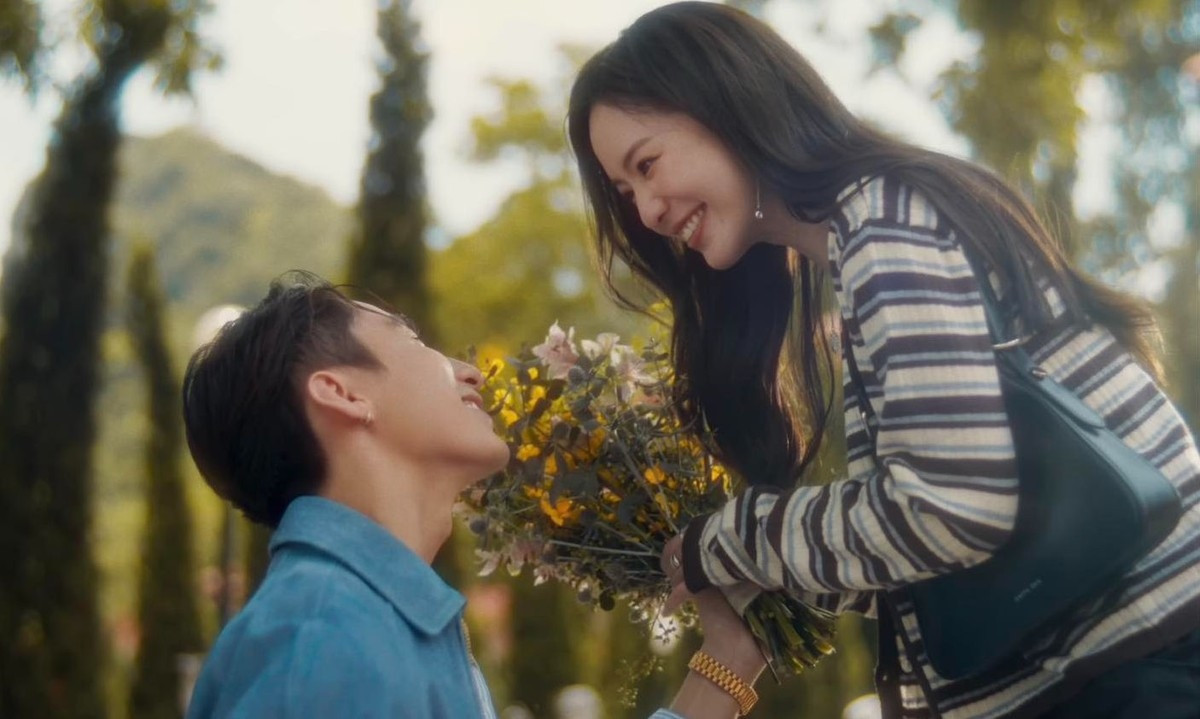 Đặc biệt "nàng thơ" trong MV "Đừng làm trái tim anh đau" của Sơn Tùng không phải là Hải Tú - nữ diễn viên độc quyền của công ty, mà là diễn viên người Thái Pimtha Thanida Manalertruengkul.