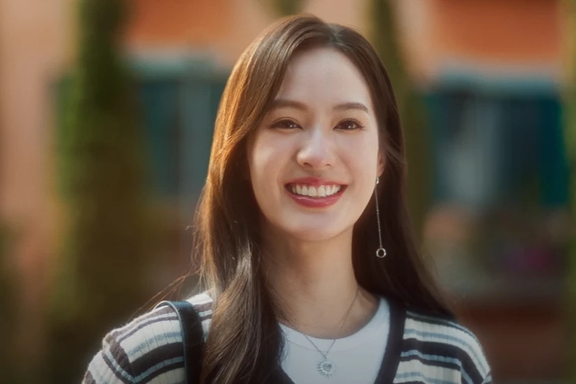 Pimtha ghi điểm với vẻ đẹp ngọt ngào, trong trẻo tựa tình đầu với kiểu tóc xõa cùng tông trang điểm nhẹ nhàng, nữ tính.