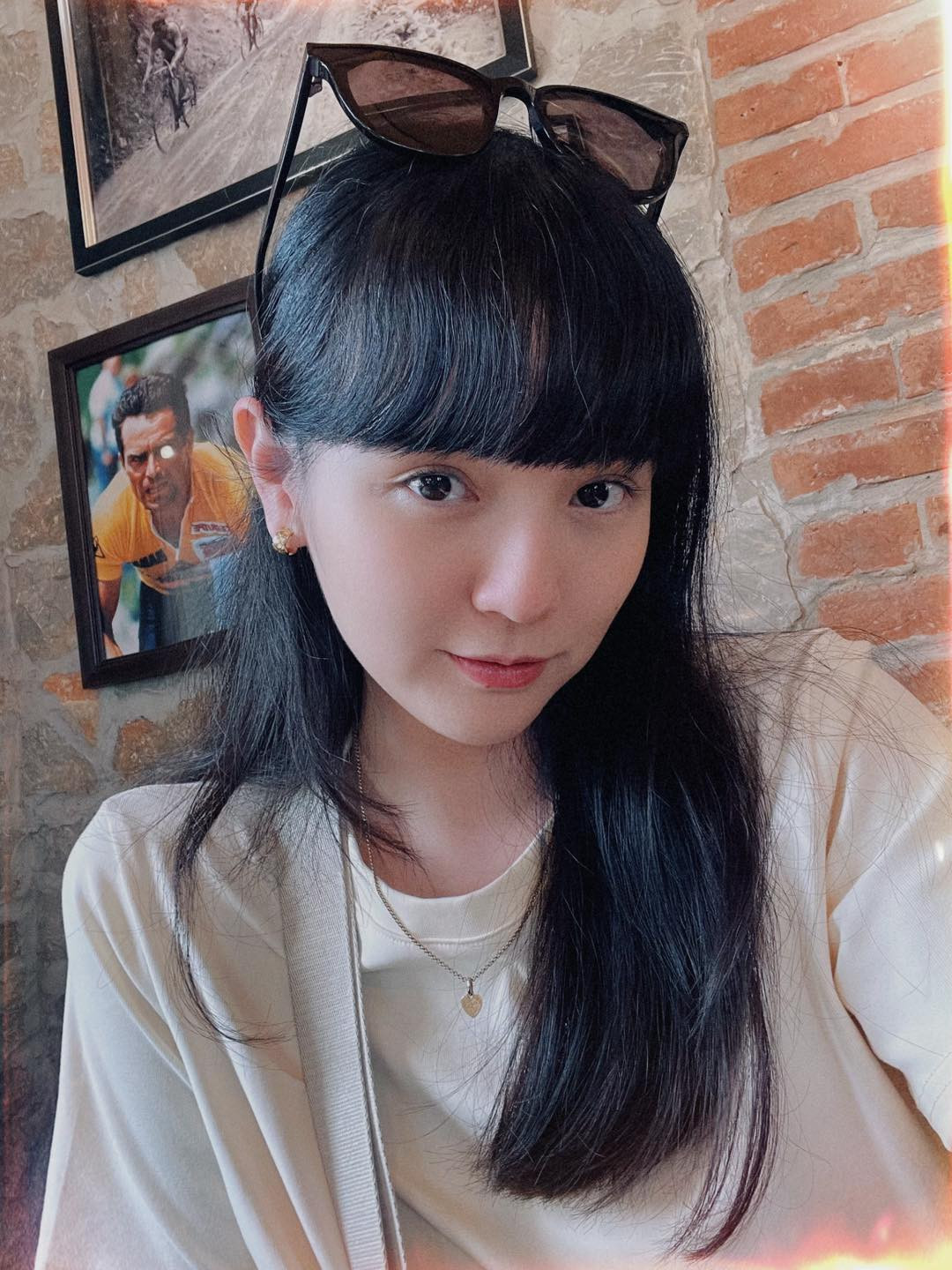 Nhan sắc của "nàng thơ" Hải Tú khi ấy nhận về nhiều phản hồi tích cực. Hải Tú ghi điểm trong loạt trang phục đẹp mắt. Các mẫu váy mang hơi hướng cổ điển, phong cách nhã nhặn tôn lên vóc dáng mảnh mai của nữ diễn viên.