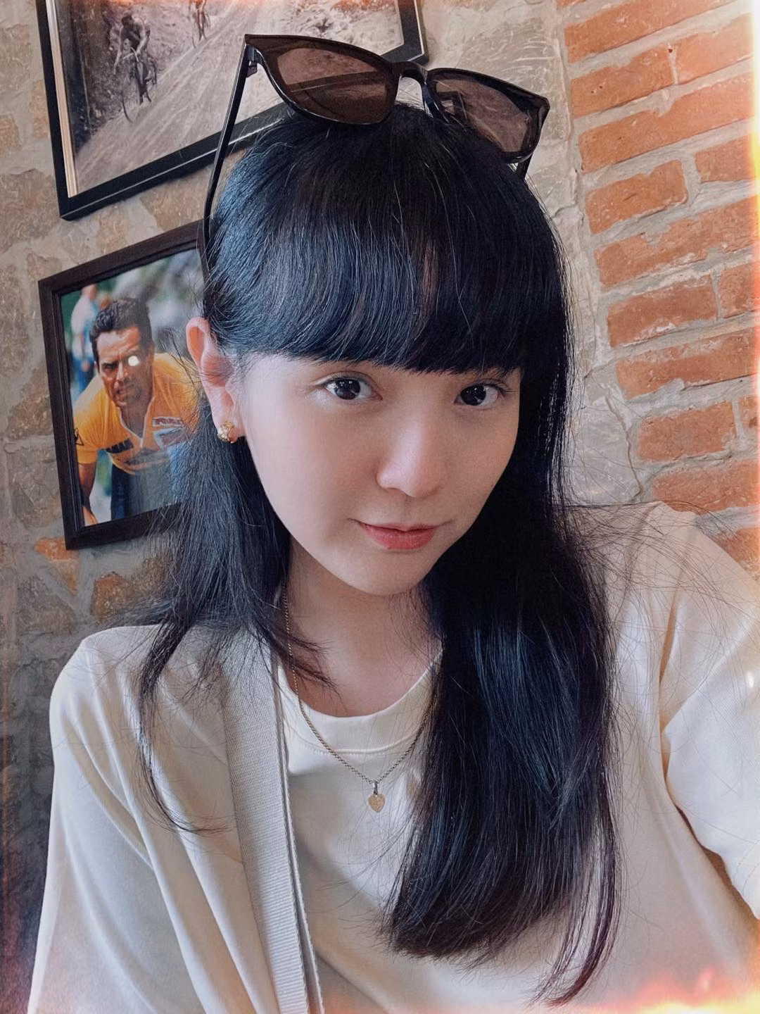 Nhan sắc của "nàng thơ" Hải Tú khi ấy nhận về nhiều phản hồi tích cực. Hải Tú ghi điểm trong loạt trang phục đẹp mắt. Các mẫu váy mang hơi hướng cổ điển, phong cách nhã nhặn tôn lên vóc dáng mảnh mai của nữ diễn viên.