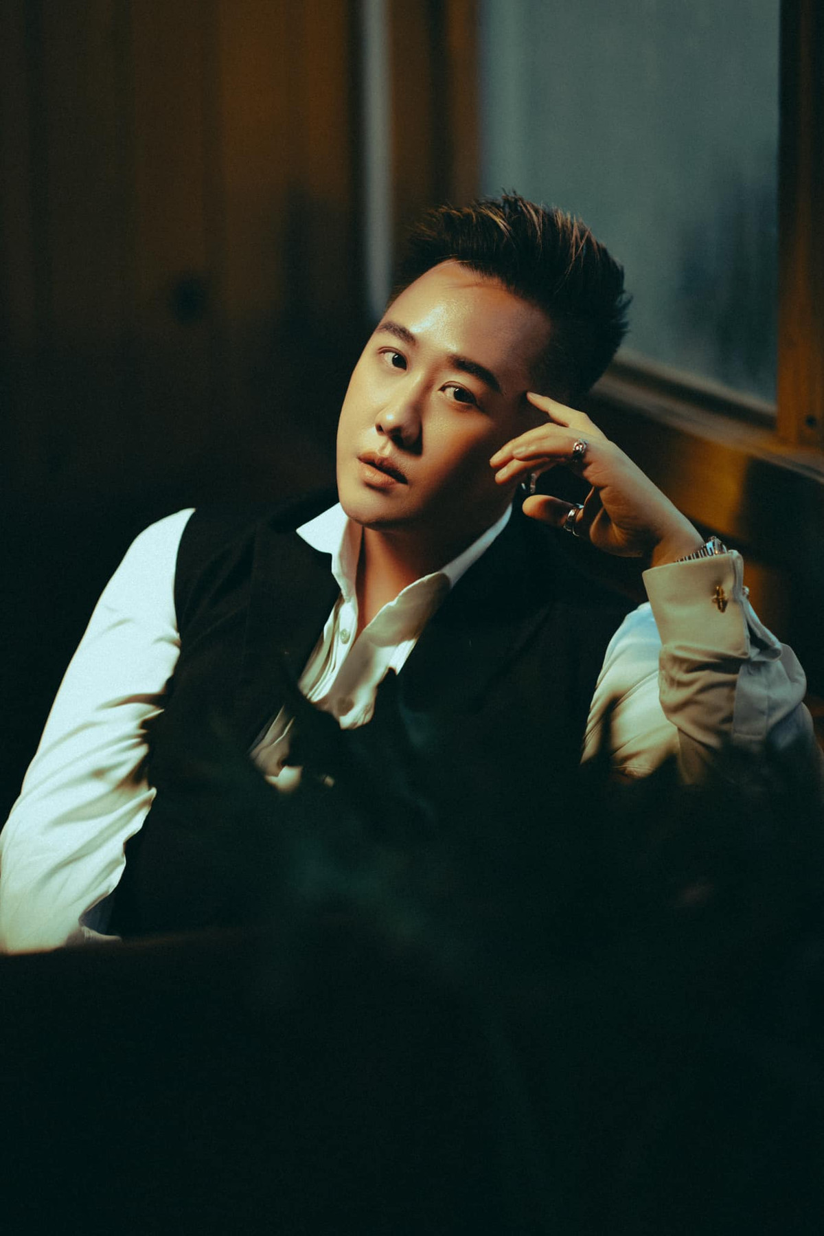 Trung Quân Idol dí dỏm tự nhận rằng anh chụp ảnh ngày càng nam tính. Ảnh: FB Trung Quân