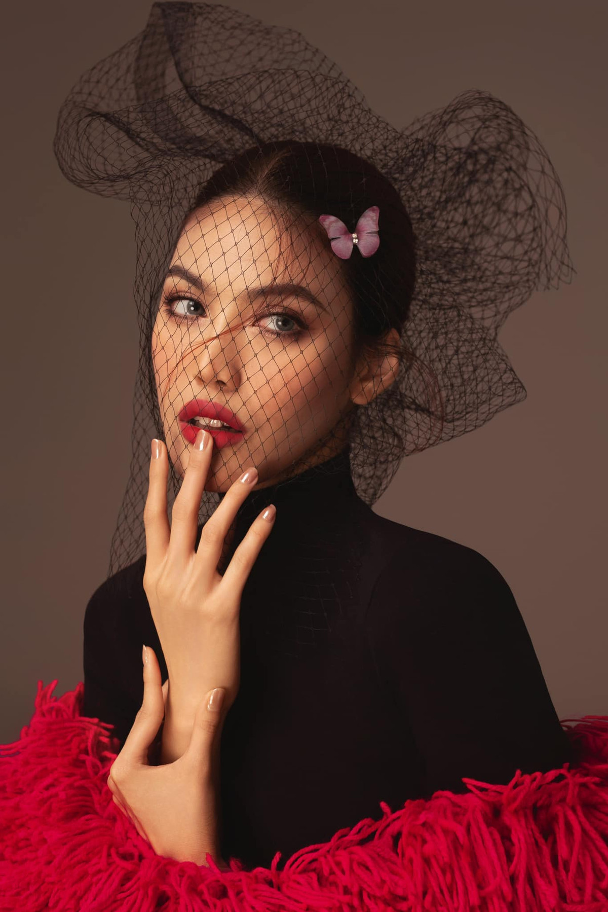 Người mẫu Lan Khuê hóa quý cô cổ điển. Ảnh: FB Tran Ngoc Lan Khue