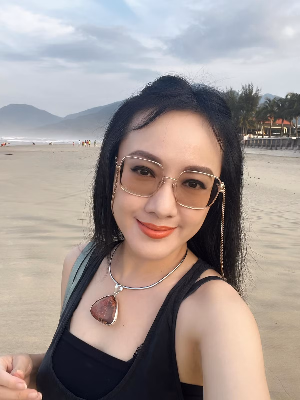 Dù đã không còn dẫn bản tin Thời sự 19h nhưng BTV Hoài Anh (Nguyễn Hoài Anh, sinh năm 1980) vẫn là cái tên quen thuộc với khán giả truyền hình cả nước.