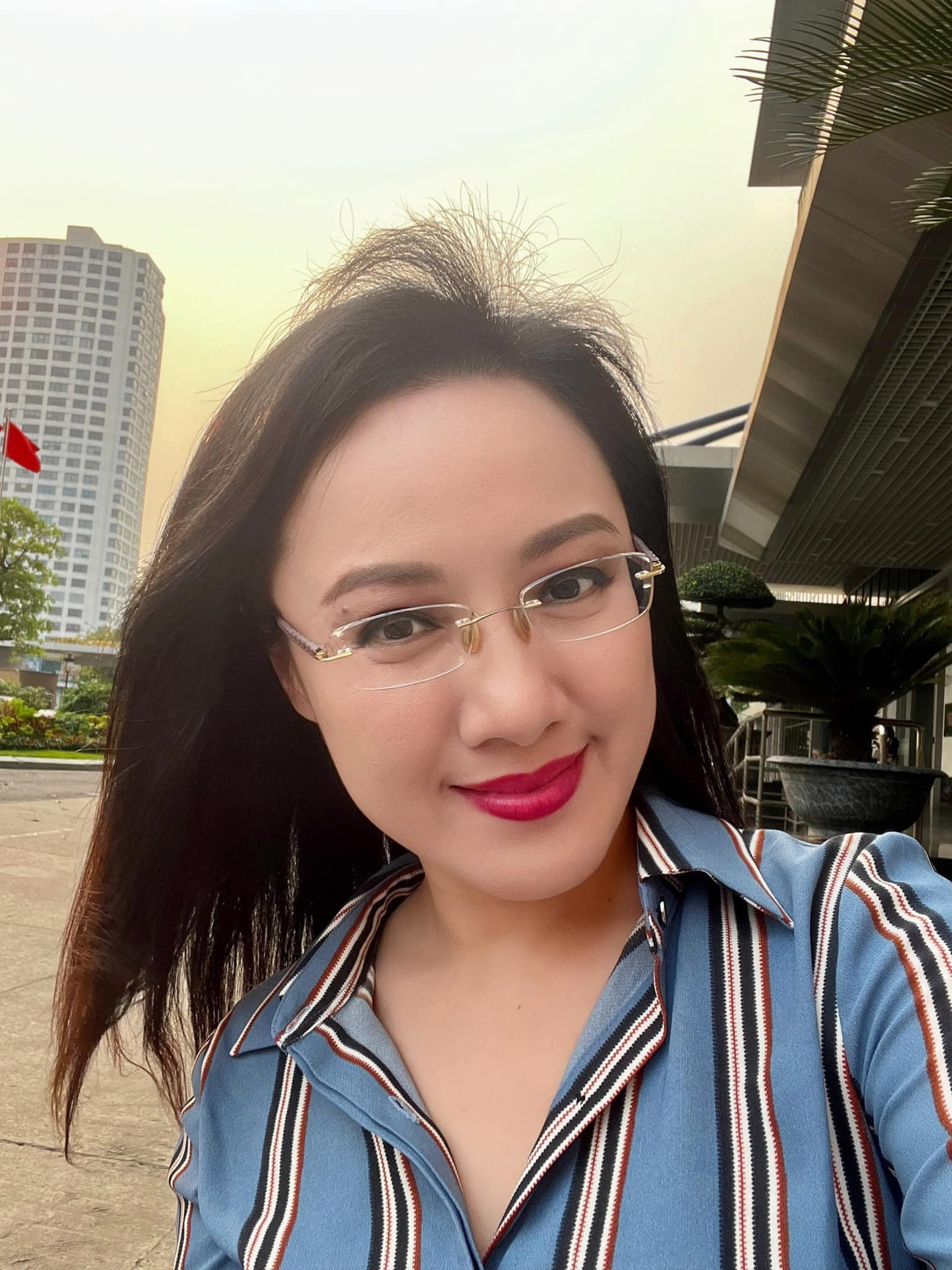 Hiện tại, ở tuổi 44, Hoài Anh luôn được công chúng ngưỡng mộ vì nhan sắc trẻ mãi không già, ưu ái đặt cho biệt danh "mỹ nhân không tuổi".