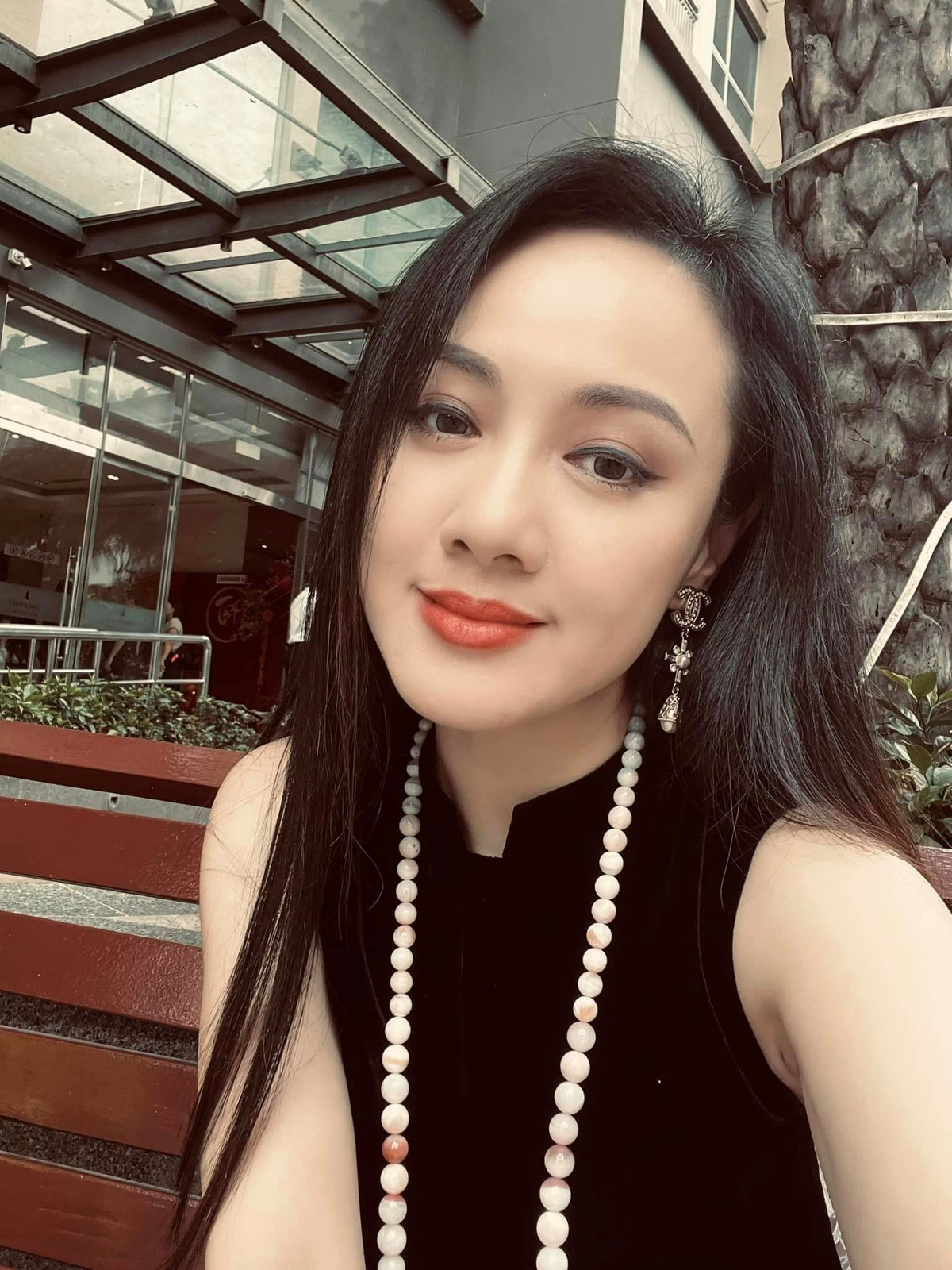 Cô còn chú trọng đến chăm sóc da và ăn mặc trẻ trung để luôn "hack tuổi" trong mắt mọi người.