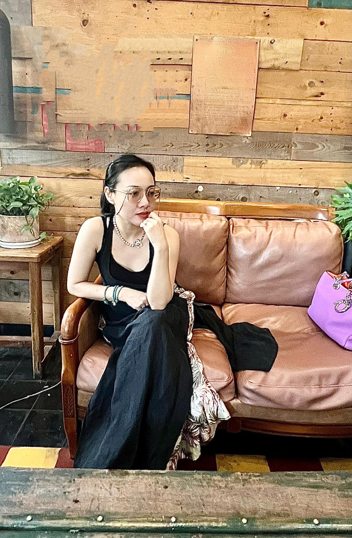 Không chỉ ghi dấu với giọng nói ngọt ngào truyền cảm, nữ BTV Hoài Anh còn được khán giả yêu thích nhờ nhan sắc xinh đẹp, duyên dáng và khả năng "hack tuổi" đỉnh cao.