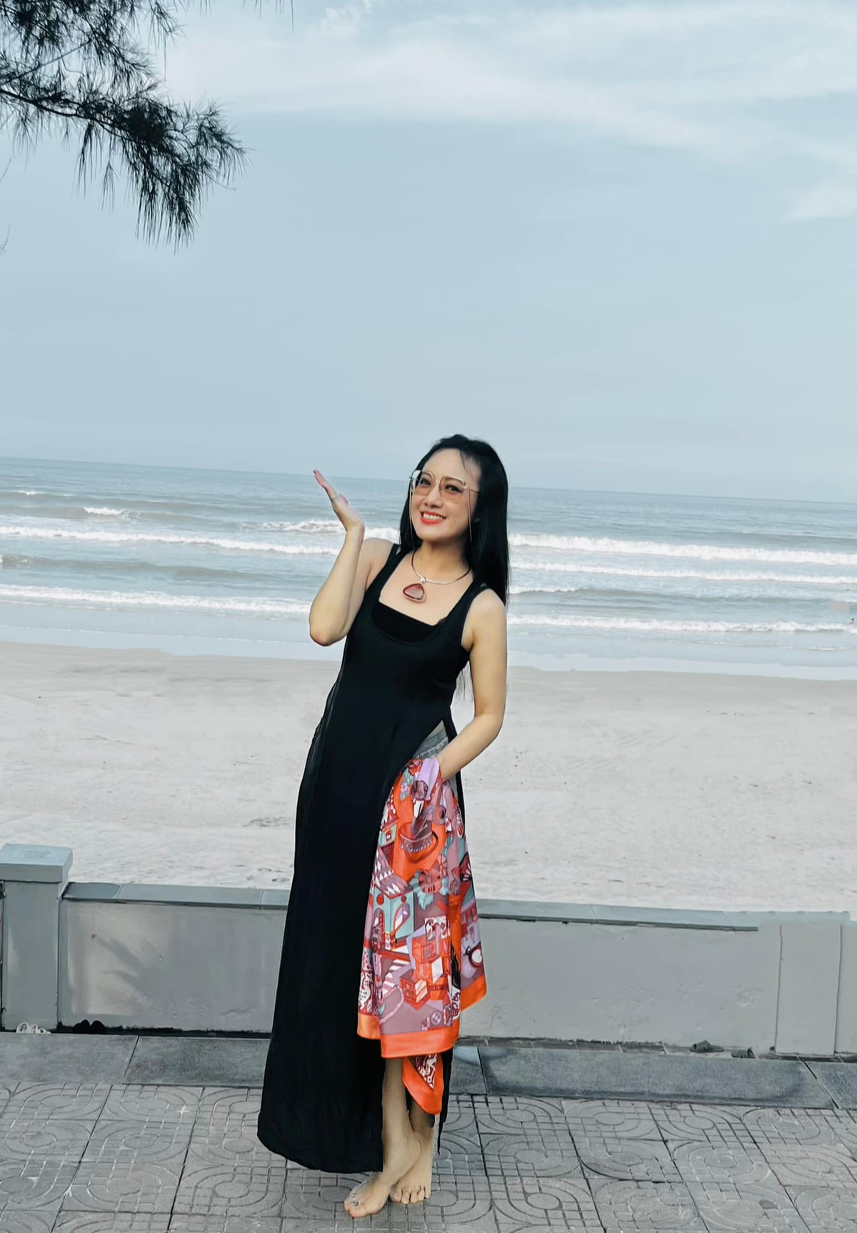 Khác với hình ảnh quen thuộc khi dẫn chương trình Thời sự 19h, BTV Nguyễn Hoài Anh khoe vẻ đẹp rạng rỡ, trẻ trung trong những bộ váy áo đa dạng, phù hợp với nhiều phong cách khác nhau.