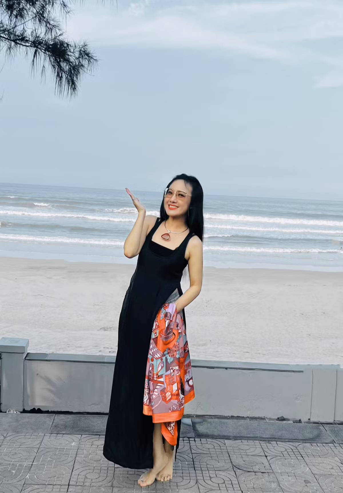 Khác với hình ảnh quen thuộc khi dẫn chương trình Thời sự 19h, BTV Nguyễn Hoài Anh khoe vẻ đẹp rạng rỡ, trẻ trung trong những bộ váy áo đa dạng, phù hợp với nhiều phong cách khác nhau.