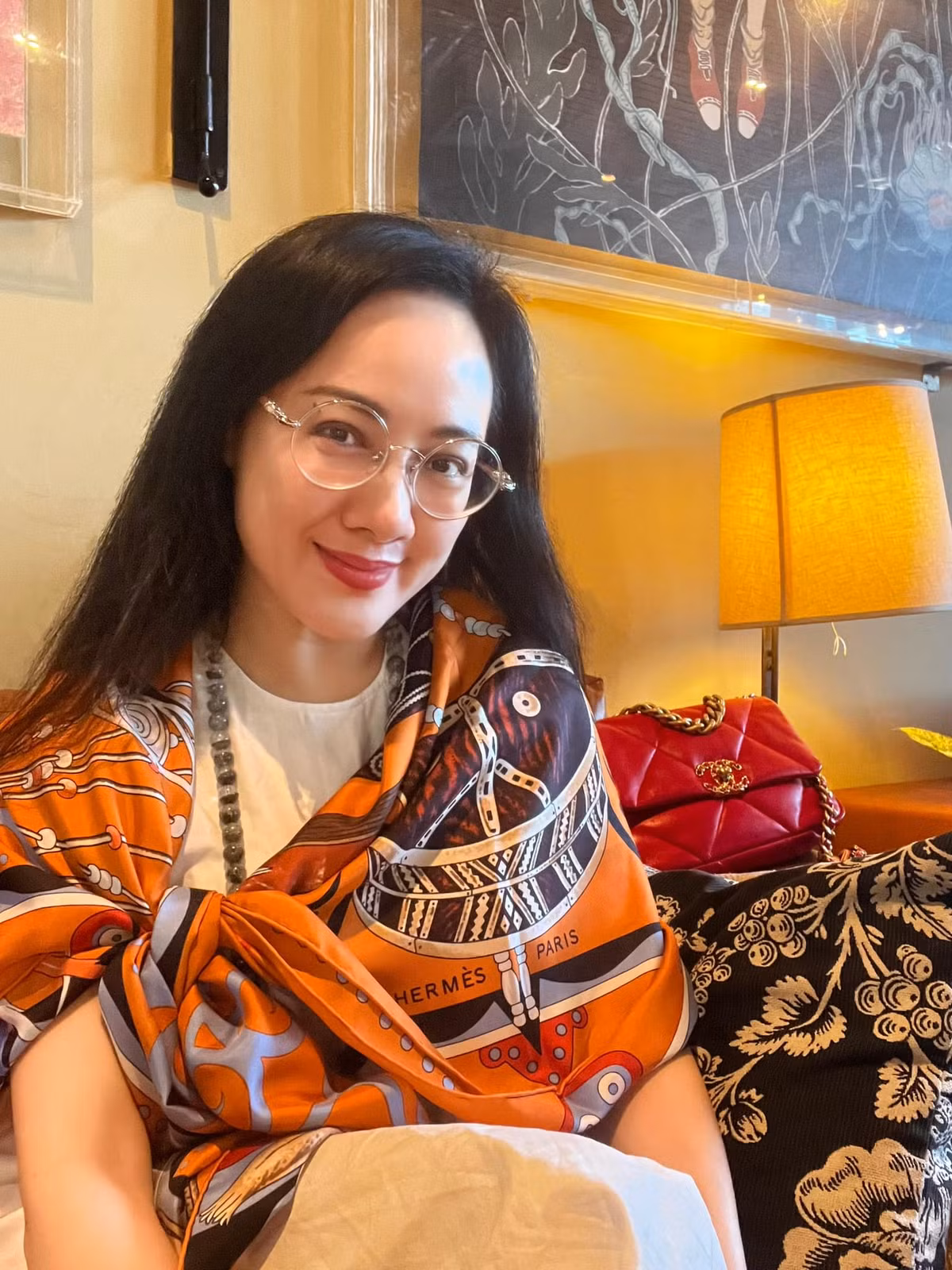 Dù ở phong cách nào, BTV Hoài Anh cũng nhận được "cơn mưa" lời khen từ người hâm mộ bởi nhan sắc xinh đẹp.