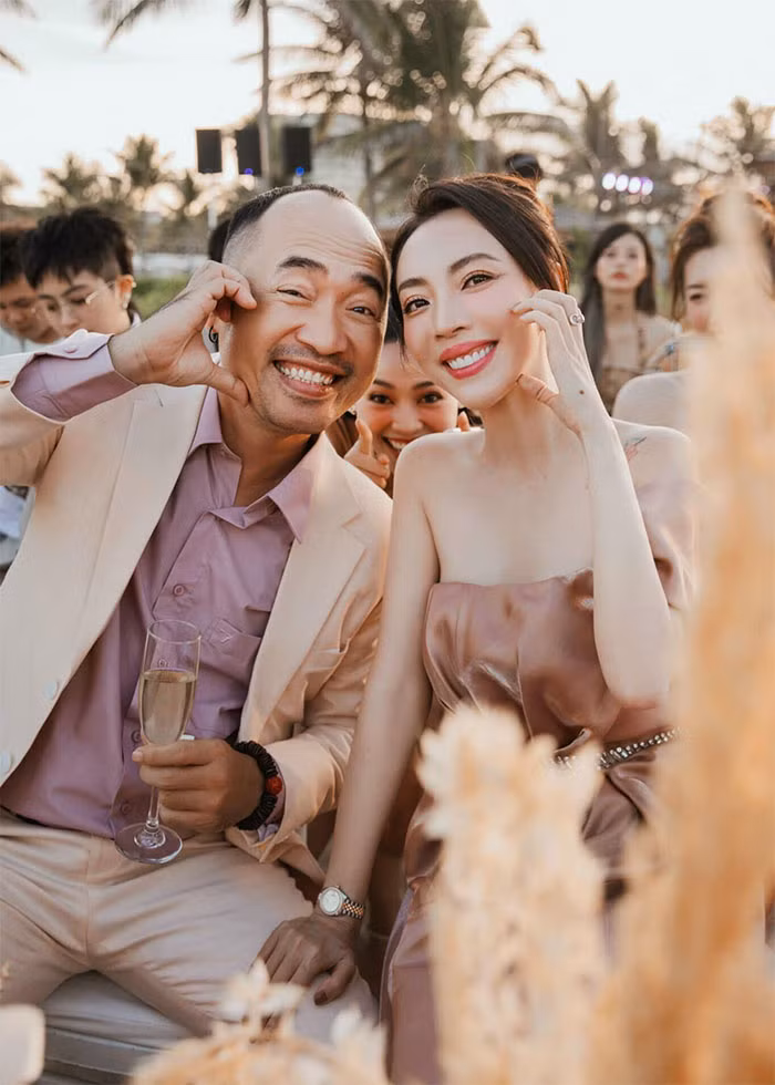 Cả hai đang sống trong một căn biệt thự bề thế và hiện đại ở ngoại ô TP.HCM.