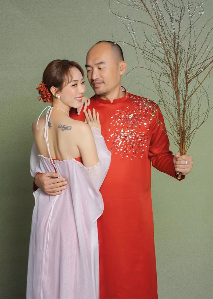 "Tiền đi diễn sân khấu thì anh Luật giữ để uống cà phê và chi tiêu hàng ngày. Còn tất cả thù lao từ các hoạt động quay phim, quảng cáo, gameshow... đều ‘chảy’ vào tài khoản anh Luật rồi qua túi tôi", Thu Trang chia sẻ.