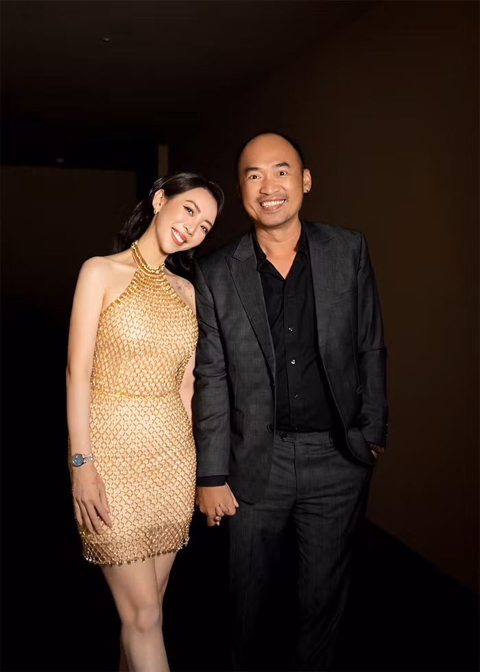 Trong Vbiz, Tiến Luật nổi tiếng sợ vợ, nhưng nam diễn viên sinh năm 1982 nói: "Đi đâu mình cũng chủ động báo cáo. Lỡ về trễ vì vui cà phê với bạn, mình cũng chủ động gọi điện "xin phép". Nhiều người bảo Tiến Luật sợ vợ nhưng mình thì nghĩ, đó là yêu. Vì yêu nên không muốn vợ buồn".