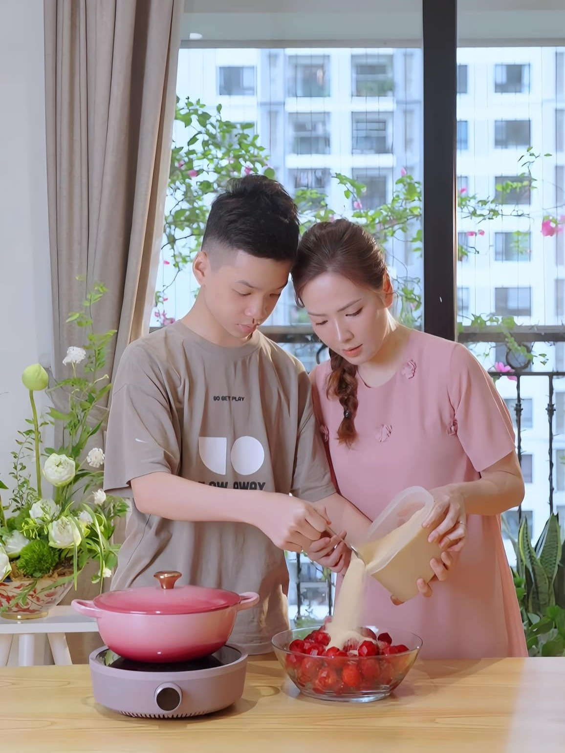 MC, diễn viên Đan Lê dạy con làm nước mận.