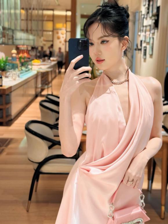 "Dù bạn có là loài hoa khó trồng… Thì người có lòng vẫn sẽ chăm sóc bạn thật tốt!", Ngọc Trinh triết lý.