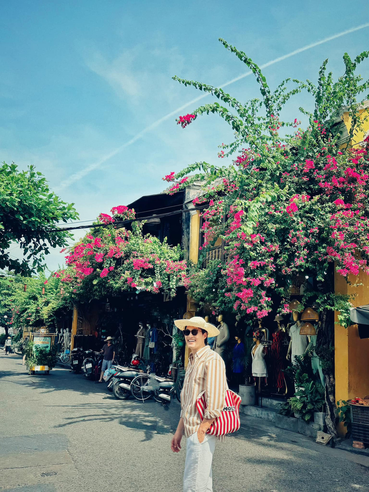 Diễn viên Đình Tú thấy lẻ loi ở Hội An, Quảng Nam.