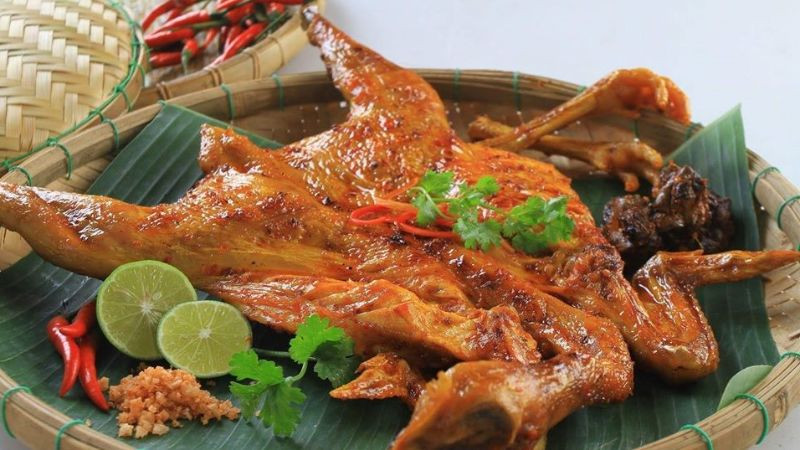 Gà đồi Tam Đảo là một trong những đặc sản nhất định phải nếm thử khi đến nơi đây. Gà đồi có thể chế biến thành nhiều món ăn hấp dẫn như: gà luộc, gà nướng, gà nấu lẩu,...