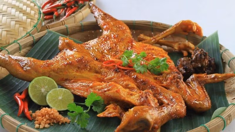 Gà đồi Tam Đảo là một trong những đặc sản nhất định phải nếm thử khi đến nơi đây. Gà đồi có thể chế biến thành nhiều món ăn hấp dẫn như: gà luộc, gà nướng, gà nấu lẩu,...