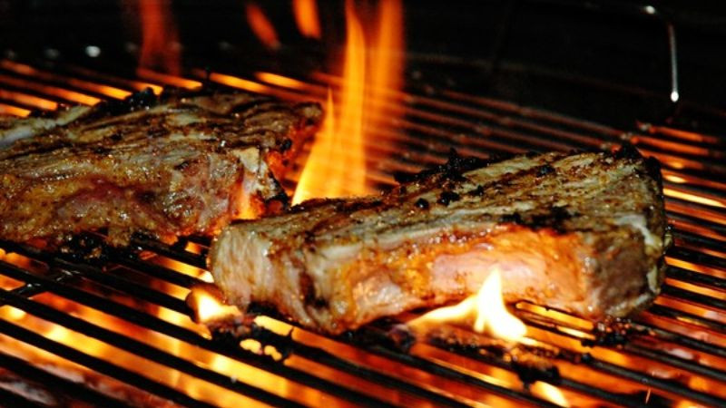 Thịt bò tái kiến đốt là món ăn độc đáo, mang đậm dấu ấn ẩm thực của người dân Tam Đảo. Thịt bò mới mổ cắt thành từng miếng treo ngay tổ kiến cho chúng bu kín miếng thịt, sau đó thịt được đem rửa sạch rồi nướng lại trên bếp than cho chín tái.