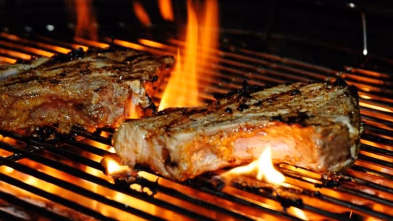 Thịt bò tái kiến đốt là món ăn độc đáo, mang đậm dấu ấn ẩm thực của người dân Tam Đảo. Thịt bò mới mổ cắt thành từng miếng treo ngay tổ kiến cho chúng bu kín miếng thịt, sau đó thịt được đem rửa sạch rồi nướng lại trên bếp than cho chín tái.