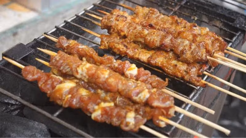 Thịt lợn đồi Tam Đảo cũng là món đặc sản được nhiều du khách lựa chọn. Thịt lợn rất săn chắc, nếu ghé ngang nơi đây du khách hãy thử một vài xiên thịt lợn đồi nướng chấm vào nước sốt đặc biệt sẽ cảm nhận được hương vị thơm ngon nức mũi.