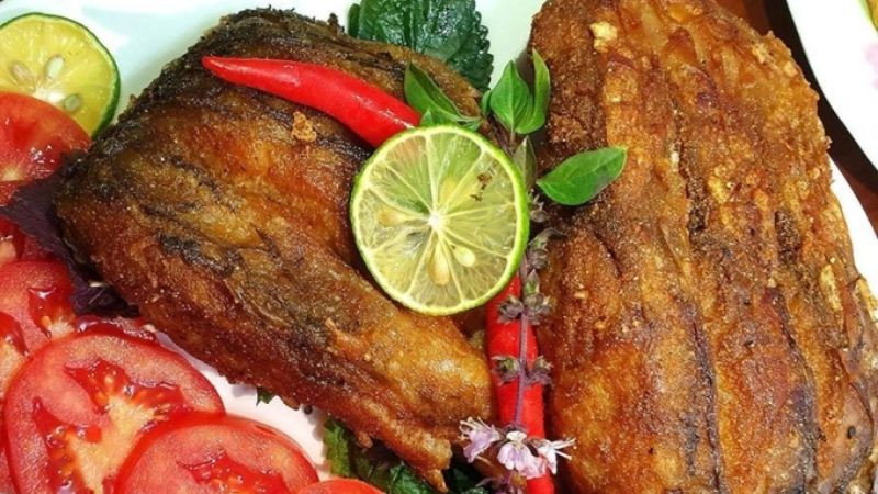 Cá thính Lập Thạch trước đây chỉ là món ăn dân dã, nhưng ngày nay lại trở thành đặc sản Tam Đảo. Cá sơ chế sạch, ướp muối, ép khô rồi ướp thính gạo nếp hoặc thính ngô nếp cùng lá ổi. Thịt cá dai dai đậm vị hòa quyện cùng thính béo ngậy và lá ổi thơm lừng khiến thực khách ăn một lần là nhớ.