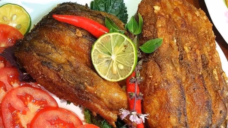 Cá thính Lập Thạch trước đây chỉ là món ăn dân dã, nhưng ngày nay lại trở thành đặc sản Tam Đảo. Cá sơ chế sạch, ướp muối, ép khô rồi ướp thính gạo nếp hoặc thính ngô nếp cùng lá ổi. Thịt cá dai dai đậm vị hòa quyện cùng thính béo ngậy và lá ổi thơm lừng khiến thực khách ăn một lần là nhớ.