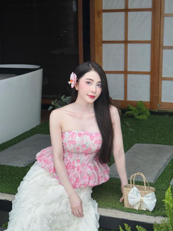 Quỳnh Nga thả thính: "Công nhận đẹp gái khó hiểu thật. Mình cũng không thể hiểu nổi bản thân mình!".