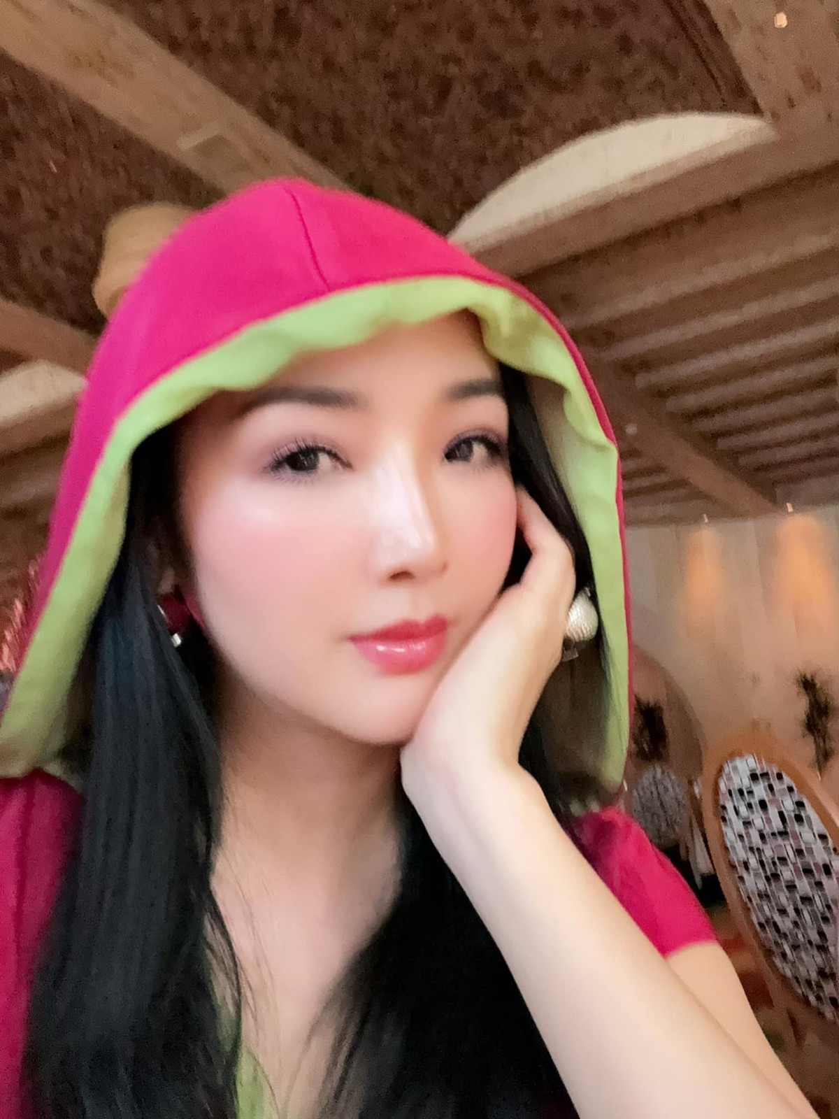 Hoa hậu Giáng My dùng bữa tối sang trọng tại một nhà hàng ở Las Vegas, Nevada (Mỹ).