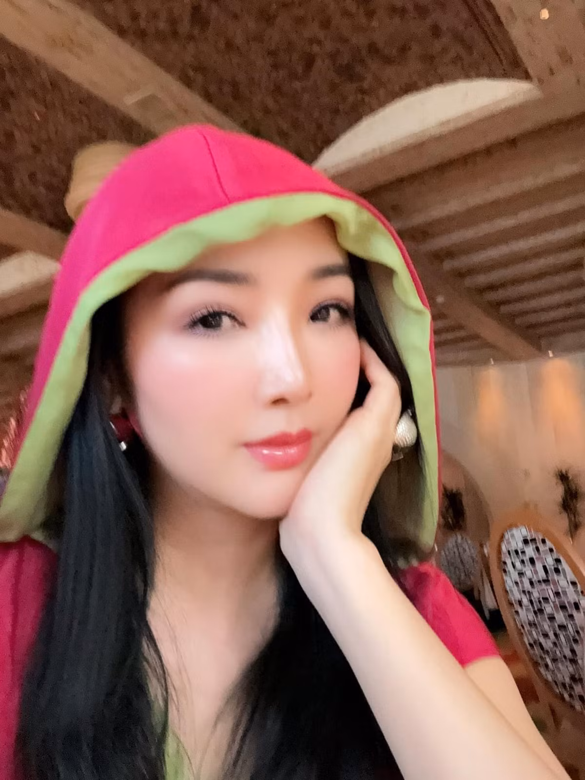 Hoa hậu Giáng My dùng bữa tối sang trọng tại một nhà hàng ở Las Vegas, Nevada (Mỹ).