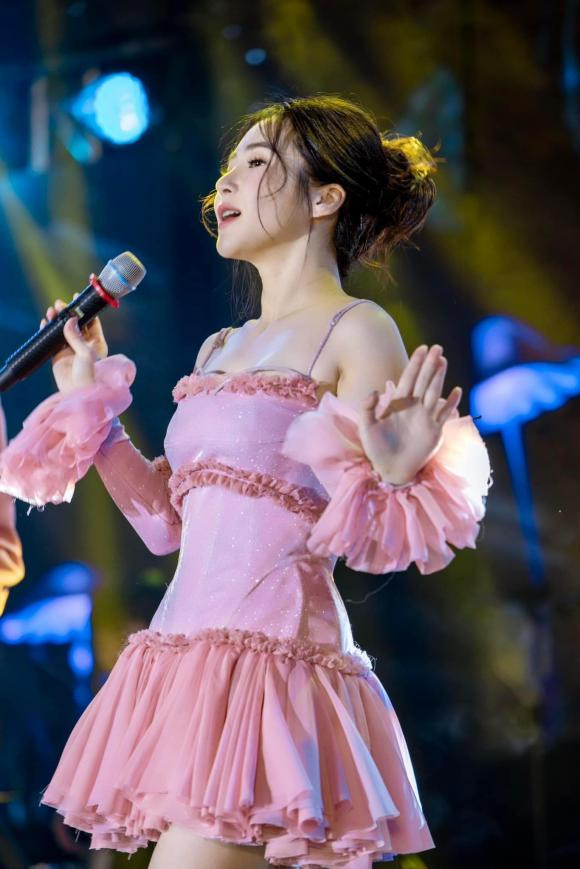 Ca sĩ Hương Tràm phiêu trên sân khấu.