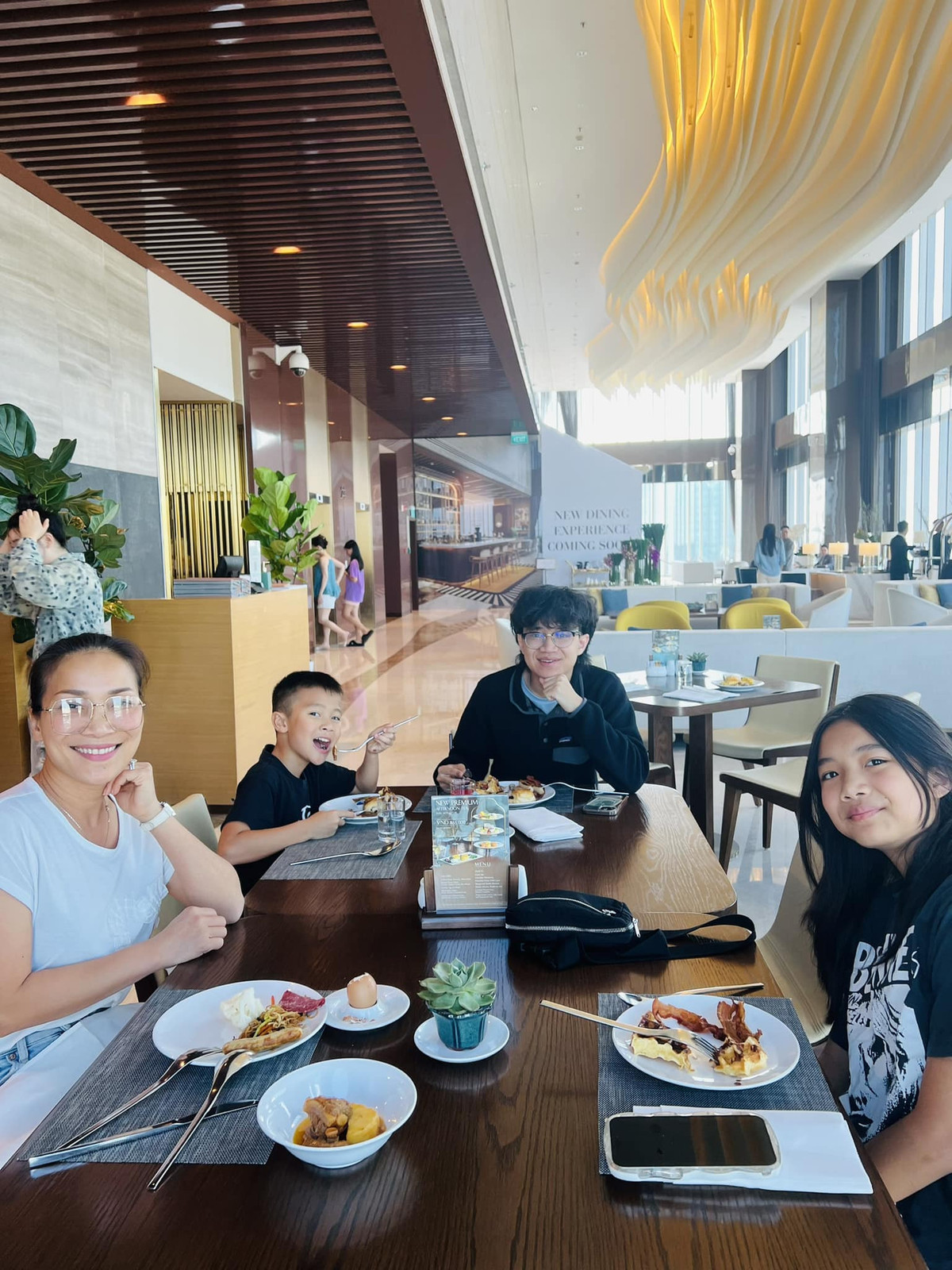 Ca sĩ Hồng Ngọc dẫn các con đi ăn sáng.