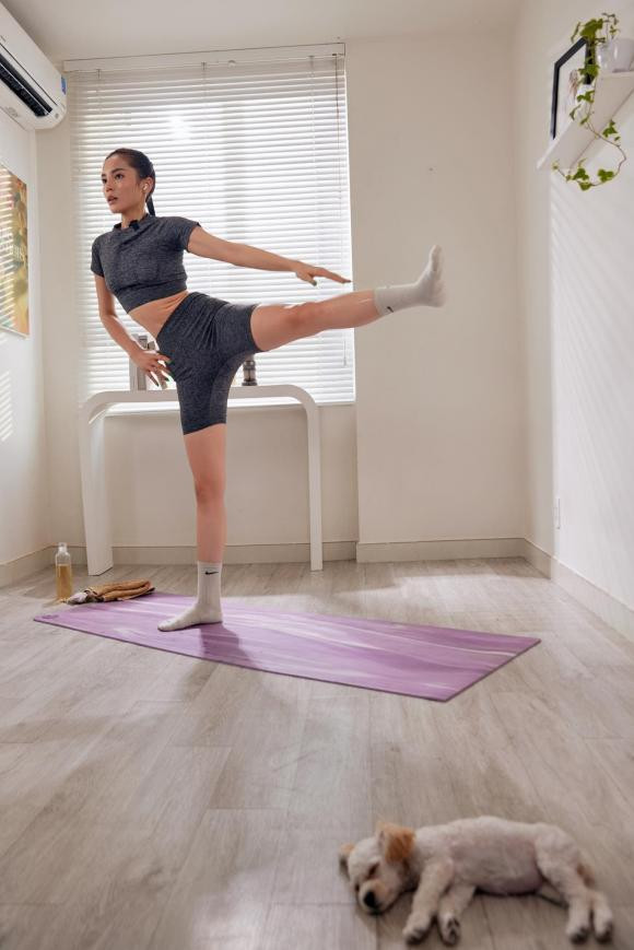 "Tui vẫn hông hiểu khi mà tui tập ầm ầm thế kia mà bé con tui vẫn nằm ngủ được, hay thiệt ạ!", Hoa hậu Kỳ Duyên bóc mẽ cún cưng.