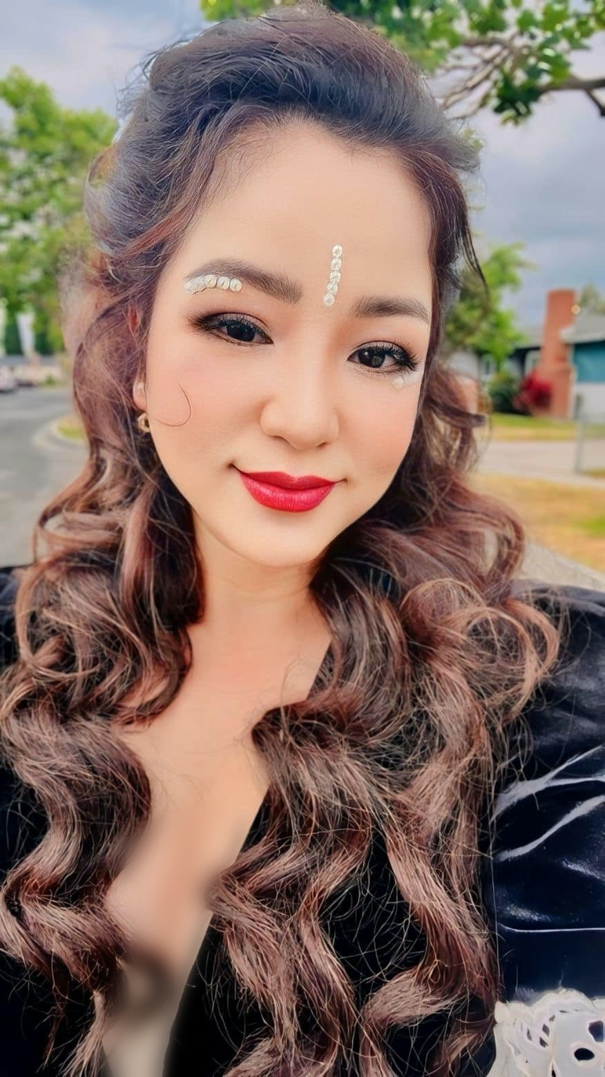 Diễn viên hài Thúy Nga mặc gợi cảm.