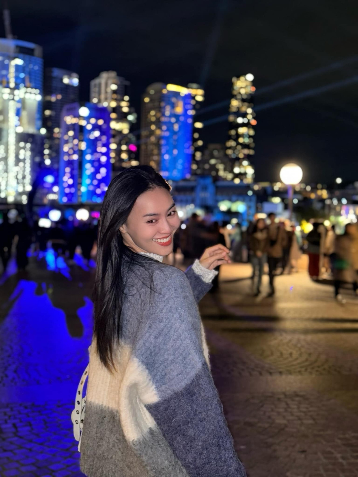 Diễn viên Ninh Dương Lan Ngọc rạng rỡ dạo phố đêm.