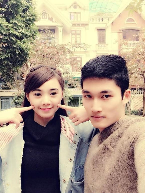 Quỳnh Kool chụp ảnh với Đình Tú, bạn học của cô tại trường Đại học Sân khấu &amp; Điện ảnh.