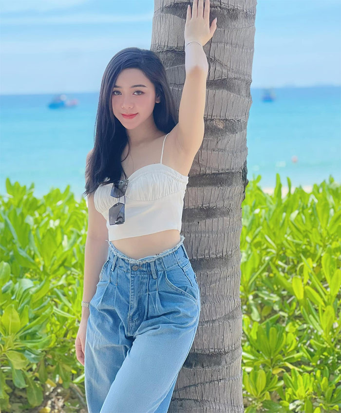 Vẻ đẹp của hot girl sinh năm 1995 vừa ngọt ngào, vừa quyến rũ.