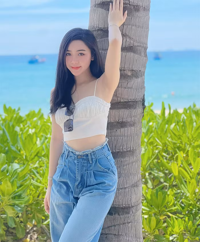 Vẻ đẹp của hot girl sinh năm 1995 vừa ngọt ngào, vừa quyến rũ.