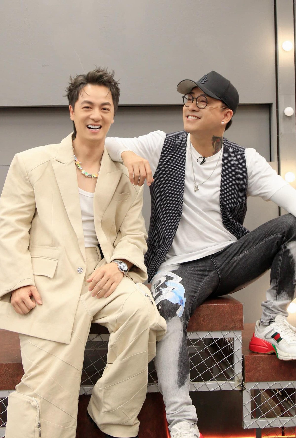 Đăng Khôi và Tuấn Hưng trẻ trung, tươi tắn tại hậu trường "Anh trai vượt ngàn chông gai". Ảnh: FB Dang Khoi Nguyen